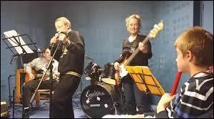 Quel musicien l'a r&eacute;cup&eacute;r&eacute;e apr&egrave;s sa tentative de suicide ?