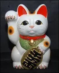 Cette statuette traditionnelle de chat porte-bonheur appelé Maneki-neko nous vient de Chine.