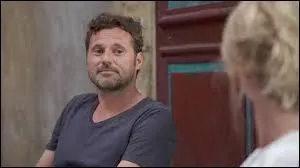 De quel chirurgien Coralie &eacute;tait-elle amoureuse ?