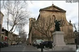Nous nous baladons dans le centre-ville de Mouriès. Ville azuréenne de l'arrondissement d'Arles, elle se situe dans le département ...