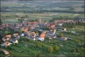 Je vous emmène à Uhrwiller, village situé en région ...
