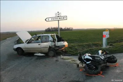 Je suis le premier à être arrivé sur les lieux de l'accident, que dois-je faire ? Dois-je sortir ou pas le conducteur de sa voiture ou de sa moto ?