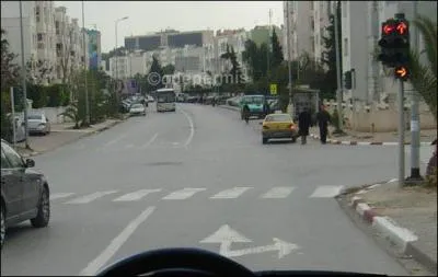 Dans cette situation, puis-je franchir le feu si je vais tout droit ? 
Puis-je franchir le feu si je tourne à droite ?