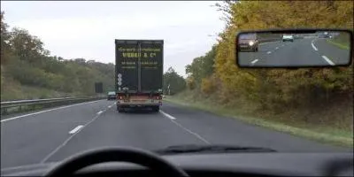 Dans cette situation, puis-je dépasser le poids lourd ? 
Suis-je à bonne distance de sécurité du camion ?
