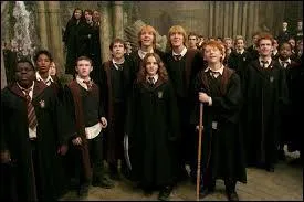 Pour tenter de consoler Harry, quel camarade d'école se porta volontaire pour imiter la signature de l'oncle Vernon ?