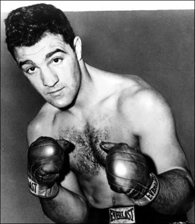 Le boxeur américain Rocky Marciano conserve son titre de champion du monde, acquis en 1952. Dans quelle catégorie boxait-il ?