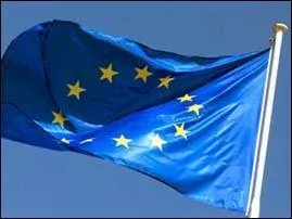 Le 8 décembre, adoption du drapeau européen comme emblème du Conseil de L'Europe. Combien d'étoiles brillent sur le fond azur ?