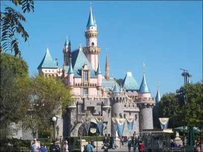 Le parc d'attraction créé par le père de Mickey Mouse, est inauguré près de Los Angeles, en Californie. Ce parc d'un nouveau genre s'appelle...