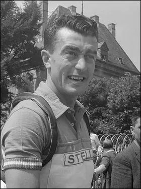 Quel coureur cycliste français, champion du monde en 1954, remporte le Tour de France pour la troisième fois ?