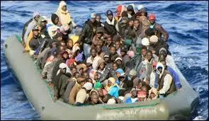 D'après le Haut-commissariat de l'ONU pour les réfugiés (Genève), combien de personnes sont actuellement disparues dans la zone de naufrage de cette embarcation ?