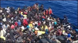 A priori, à combien de km séparaient l'embarcation de la Libye ?