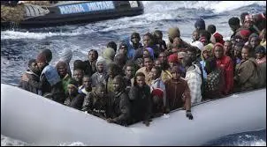 Approximativement, combien de migrants voyageaient sur cette petite embarcation ?