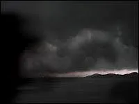 Vendredi, la tempête passait au-dessus de l'île d'Hispaniola. Dans quelle mer cette île se trouve-t-elle ?