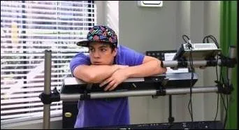 Auparavant, il a fait des études de :