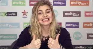 Voici à présent la chanson « Nous » (2015) de Louane. Plus compliqué, serez-vous capable de me donner le premier mot de la chanson ? Selon le contexte, le terme à trouver sera un adverbe, ou une conjonction.