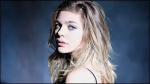 En quelle année la chanson « Tourne » a-t-elle été montrée au public ? Cette chanson fait partie de l'album « Chambre 12 », c'est une chanson assez sentimentale. Le refrain consiste à dire un bon nombre de fois le terme « Tourne », entre autres.