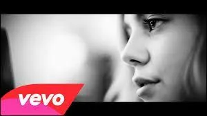 La chanson qui fait le sujet de cette question est une chanson très triste, puisque Louane l'a chantée en hommage à sa mère, décédée en 2014 des suites d'une longue maladie. Cette chanson date de 2015 et fait partie de l'album « Chambre 12 ». Pourriez-vous me donner son titre ?