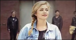 La chanson que vous devrez trouver a donné son titre à l'album auquel elle appartient. Il s'agit d'ailleurs de la sixième piste de ce disque. Son producteur est Dan Black. Quel est le titre de cette chanson, dites-moi ?