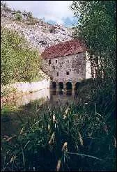 Environnement de charme, c'est presque un dépaysement qu'offrent la belle végétation et l'Ouysse. Ce moulin fortifié enjambe la rivière aux eaux vertes.
Situé dans le Lot, à quelques kilomètres de Rocamadour.