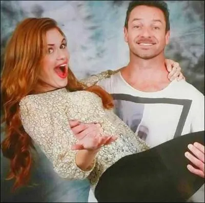 A la fête d'anniversaire de Lydia, avec quoi asperge-t-elle son punch ?