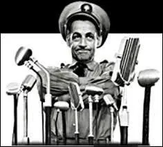 Très souvent, Nicolas chante sous la douche ces paroles bien connues : "J'aurais voulu être un artiste...". Paraitrait-il même qu'il s'entraine devant son miroir à imiter Charlie Chaplin, en revêtant l'uniforme que ce dernier portait dans le film :