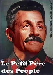 Décidément, Nicolas n'en finit plus avec ses fantasmes de grandeur... Lui qui aimerait tant figurer dans les livres d'histoire, comme cet ancien dirigeant soviétique dont le nom est :