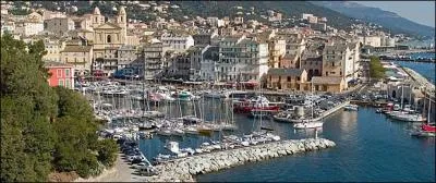 Bastia est la préfecture du département de la Haute-Corse (2B).