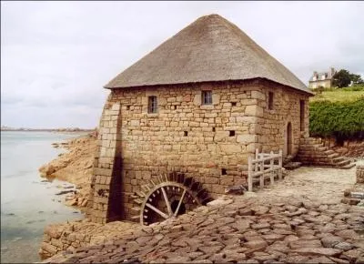 L'île de Bréhat, commune du Finistère, est baignée par la Manche.