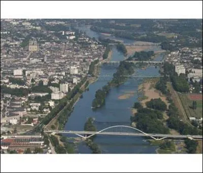 La Loire s'incurve à Orléans pour prendre la direction ouest, sud-ouest.