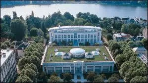 Nous partons faire une cure à Vichy, et acheter ses fameuses pastilles. Nous devons nous rendre ...