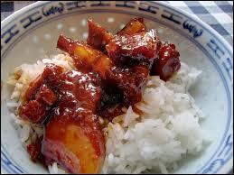 Pendant quelle fête traditionnelle du pays mange-t-on du « vary be menaka » (riz avec beaucoup de graisse) ?