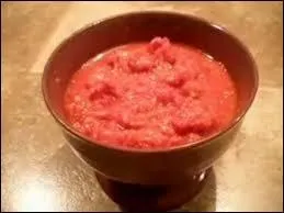 Comment appelle-t-on l'alliage de piments rouges et verts, utilisé pour former un condiment fortement épicé ?