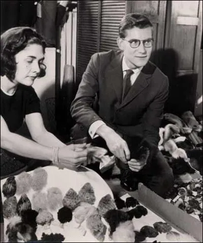 Rappelez-vous, c'était en 1998. La Coupe du monde de football met la France en liesse au stade de France. Que fait le couturier Yves Saint-Laurent lors de cet événement qui a marqué l'histoire du football français ?