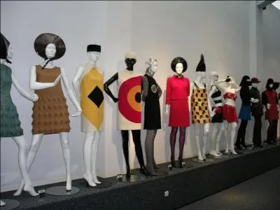 Styliste à ces débuts pour la maison Paquin à Paris, sa toute première collection "Cosmos" en 1965, le met sous le feu des projecteurs. Succès oblige, il ne cessera de créer. Qui est ce grand créateur de mode, né en 1922 en Italie ?