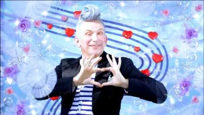 La marinière est l'un de ses symboles et sera présente dès 1983 lors de sa première collection homme. Devenu créateur, designer ; dernièrement on peut découvrir ce grand couturier qui expose au Grand Palais à Paris. De qui s'agit-il ?