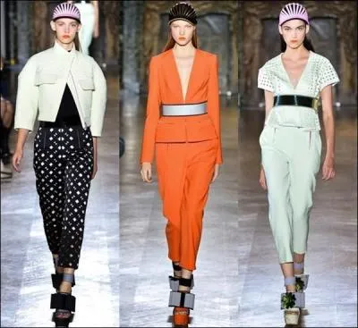 Il lance sa propre griffe en 1984, et en 1990 présente sa première collection à Paris. Qui est ce grand couturier britannique, créateur de haute couture qualifié de génie, provocateur et extravagant dont les défilés racontent une histoire, un voyage ?