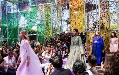 Quelles sont les 4 grandes villes qui présentent, à la suite, leur "semaine de mode" selon des dates bien arrêtées et sensiblement les mêmes d'une année sur l'autres ?