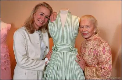 Succès mondial autour de cette petite robe d'été, rayée de vert et de blanc, devenue emblématique et intitulée "Ma Griffe". Quelle est cette maison de couture française dont la doyenne de la haute couture vient de décéder à l'âge de 105 ans ?