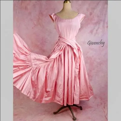 1er assistant et ensuite directeur artistique de la boutique Schiaparelli à Paris. Il va vite créer sa marque de haute couture française. Ses clientes les plus fidèles ont été : J. Kennedy, la princesse Grâce de Monaco... À qui revient cette palme de grand couturier ?