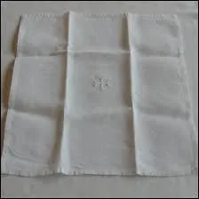 Sur quel linge sacré, le plus grand linge liturgique (à part la nappe), sont posés les deux objets précédents ?
