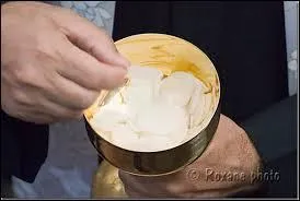 Dans quel autre vase sacré sont contenues les hosties sacrées qui seront distribuées aux fidèles ?