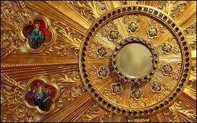 Quelle forme a gnralement l'ostensoir, contenant l'hostie expose pour l'adoration des fidles ?