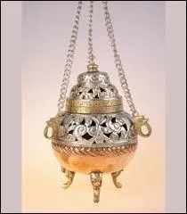 Que signifie la fumée d'encens provenant de l'encensoir ?