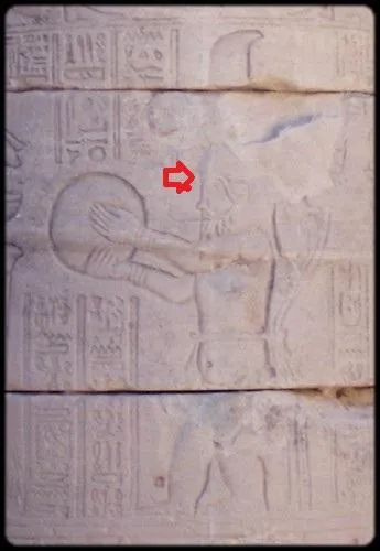 Quelle créature égyptienne était parfois associée à des instruments de percussion ?