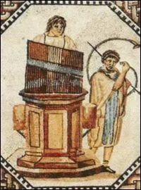 Les instruments à vent ont été les premiers utilisés en musique. Au IIIe siècle av. J.-C, un Alexandrin invente l'organe hydraulique qui utilise la pression d'eau pour fournir de l'air aux tuyaux d'orgue : qui est cet ingénieur ?