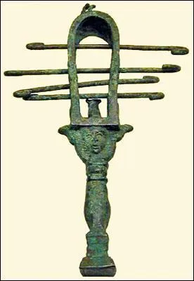 À l'origine, au culte de quelle déesse le sistre était-il réservé ?