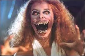 Messieurs, dans le cas où vous réussiriez à charmer cette belle vampire, il y a de fortes chances qu'elle vous convie à la rejoindre dans sa couche pour une nuit charnelle (et surtout sanglante...). Par conséquent, vous irez vous glisser auprès d'elle dans :