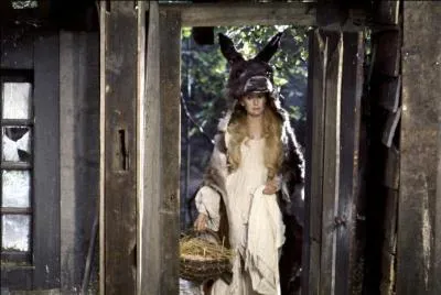 A la fin du film "Peau d'âne" de Jacques Demy, comment arrive la fée des Lilas ?