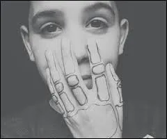 Que dit-il au début de ses vidéos ?