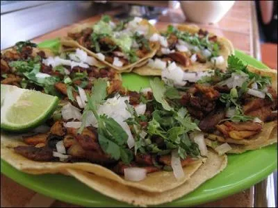 Que sont ces "tortillas" chaudes garnies de viande ou de poisson, au Mexique ?